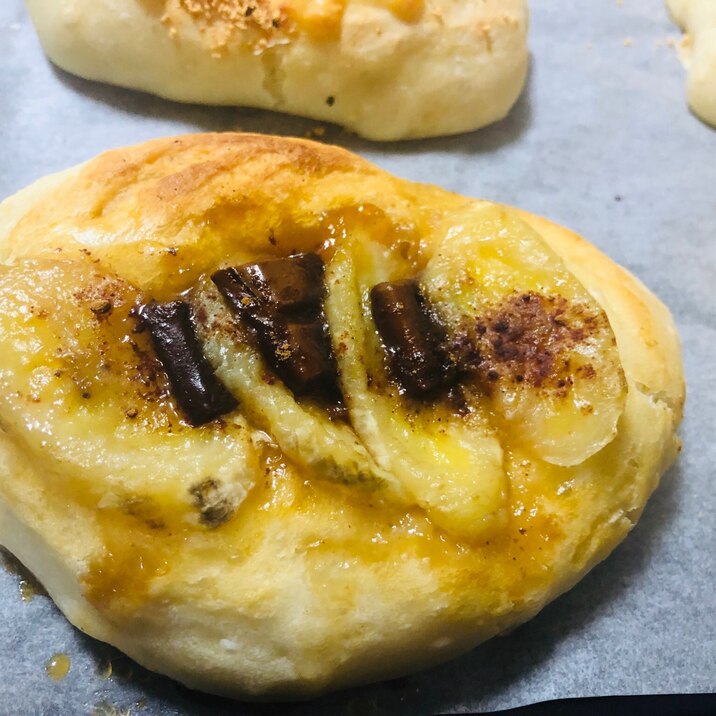 パン生地に乗せるだけ♪チョコキャラメルバナナパン